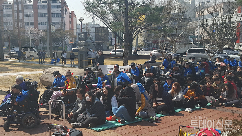 지난 2016년 3월 30일 420장애인차별철폐대구투쟁연대가 대구 북구청 앞에서 시설 비리 척결과 탈시설 보장을 요구하는 집회를 열고 있다 ⓒ뉴시스