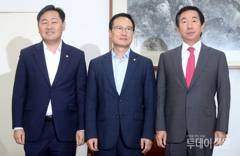 왼쪽부터 바른미래당 김관영, 더불어민주당 홍영표, 자유한국당 김성태 원내대표 ⓒ뉴시스