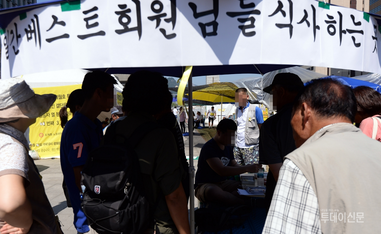 ​2014년 9월 세월호특별법을 촉구하는 시민들의 단식농성장에서 일베 일부 회원들이 벌인 식사 퍼포먼스 ⓒ뉴시스