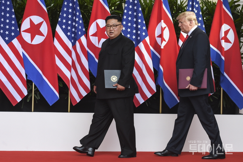 김정은(왼쪽) 북한 국무위원장과 도널드 트럼프 미국 대통령이 지난 6월 12일 싱가포르 카펠라 호텔에서 북미 정상회담과 합의문 서명을 마치고 퇴장하고 있다. ⓒ뉴시스