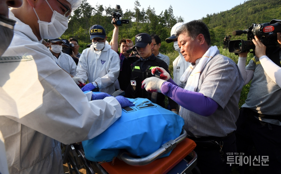지난 6월 24일 전남 강진군 매봉산에서 실종된 고교생 A양의 시신이 발견돼 경찰이 수습하고 있다 ⓒ뉴시스