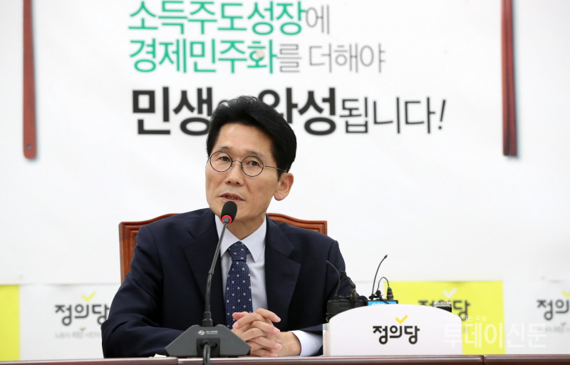 정의당 윤소하 원내대표가 지난 6일 오전 서울 여의도 국회에서 열린 기자간담회에서 발언하고 있다. ⓒ뉴시스