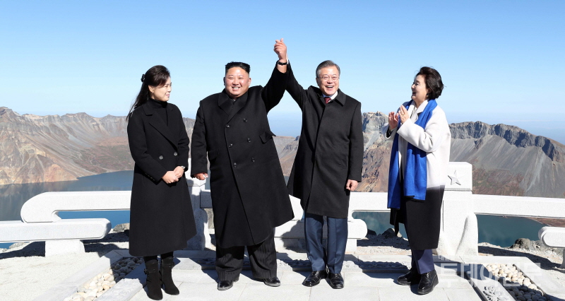 문재인 대통령과 김정은 북한 국무위원장이 20일 오전 백두산 장군봉에 올라 손을 맞잡고 있다. ⓒ뉴시스