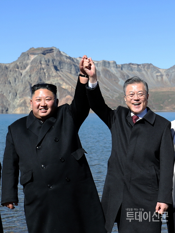 지난 9월 20일 평양 오전 문재인 대통령과 김정은 북한 국무위원장이 백두산 천지에서 기념촬영을 하고 있다. ⓒ뉴시스