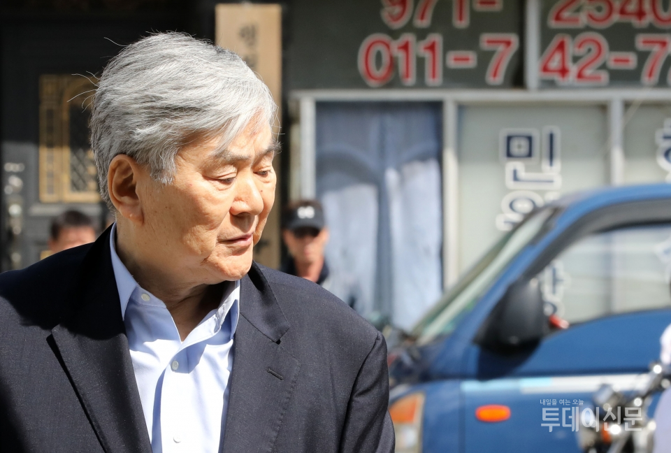 한진그룹 조양호 회장이 계열사를 통해 자택 경비용역 비용을 대납했다는 혐의로 5일 서울중앙지검에 송치됐다.