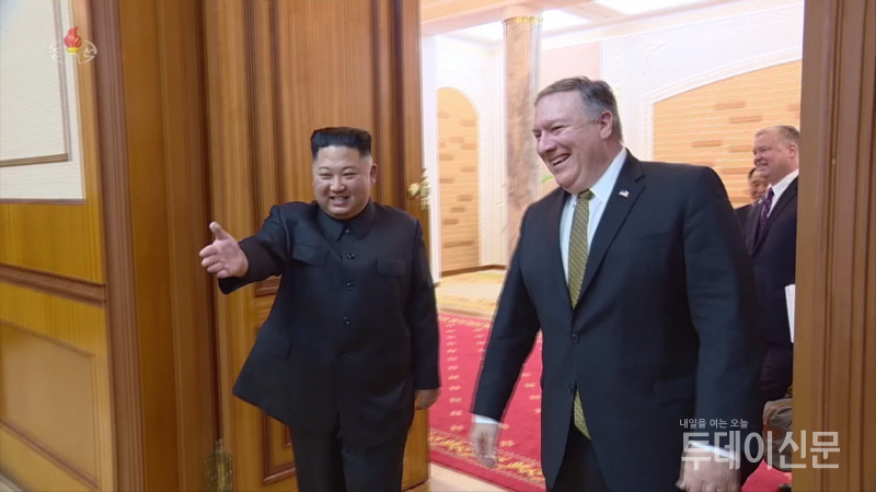 지난 8일 북한 조선중앙TV가 공개한 김정은 북한 국무위원장과 마이크 폼페이오 미국 국무장관의 면담 장면 ⓒ뉴시스