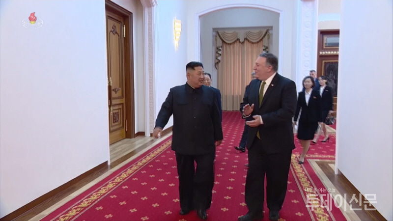지난 8일 북한 조선중앙TV가 공개한 김정은 북한 국무위원장과 마이크 폼페이오 미국 국무장관의 면담 장면 ⓒ조선중앙TV 캡처