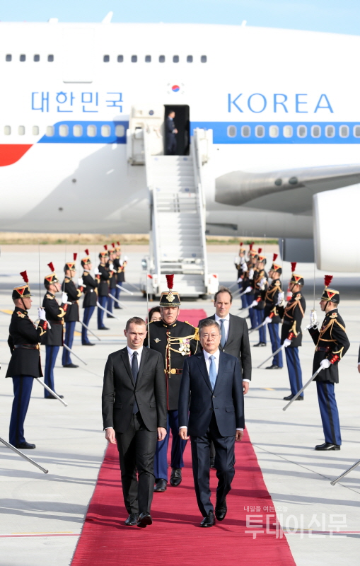 문재인 대통령이 지난 13일(현지시각) 프랑스 파리 오를리 국제공항에서 올리비에 뒤솝트 공공재정담당 국무장관과 함께 의장대를 사열하고 있다. ⓒ뉴시스