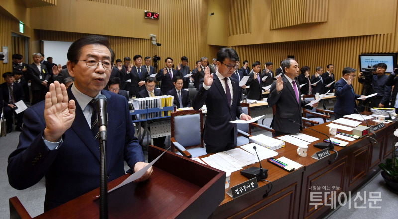 박원순(왼쪽) 서울시장이 22일 서울시청에서 열린 국회 국토교통위원회 국정감사에서 증인 선서를 하고 있다. ⓒ뉴시스