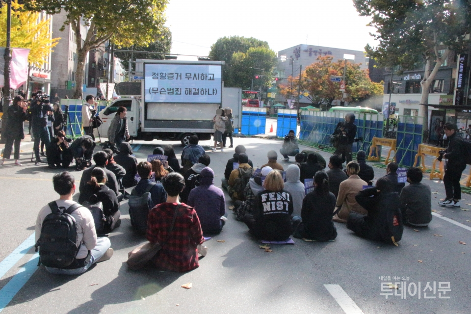 27일 오후 2시경 서울 혜화역 1번 출구 인근에서 ‘남성과 함께하는 페미니즘’이 주최한 2000명 규모의 시위에 30여명이 참여해 한산한 모습을 보이고 있다 Ⓒ투데이신문
