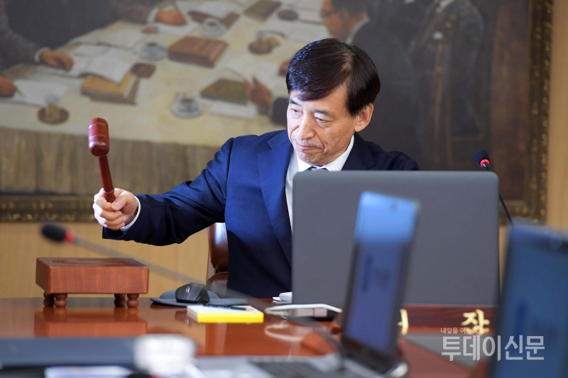 한국은행 이주열 총재가 지난달 18일 서울 중구 한은 본관에서 열린 금융통화위원회에서 의사봉을 두드리고 있다. ⓒ뉴시스