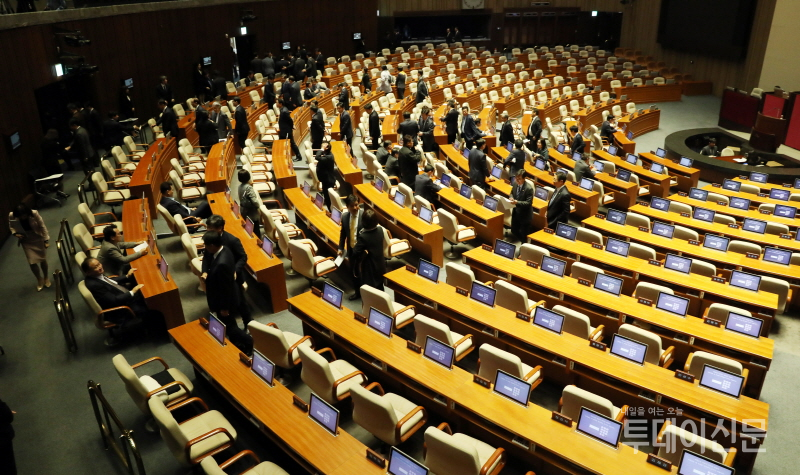더불어민주당 의원들이 15일 오후 서울 여의도 국회 본회의장에서 자유한국당과 바른미래당의 불참으로 본회의가 열리지 못하자 회의장을 빠져나가고 있다. ⓒ뉴시스
