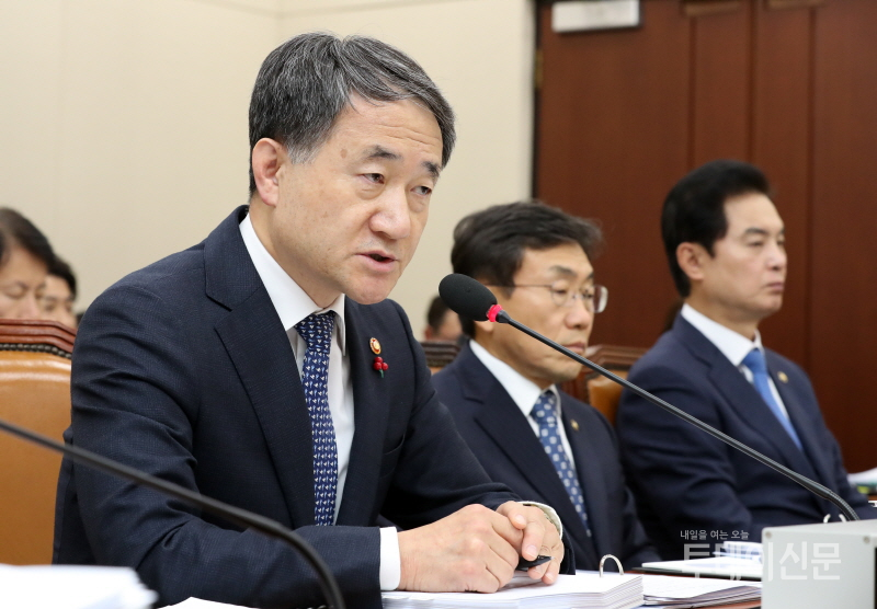 박능후 보건복지부 장관이 22일 오후 서울 여의도 국회에서 열린 보건복지위원회 전체회의에서 질의에 답하고 있다. ⓒ뉴시스