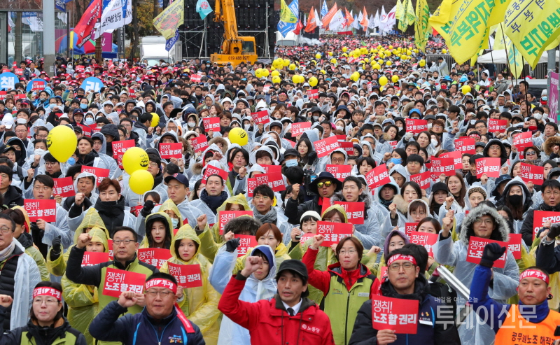 지난달 21일 오후 서울 여의도 국회 앞 의사당대로에서 열린 전국민주노동조합총연맹 총파업 대회에서 참가자들이 구호를 외치고 있다. ⓒ뉴시스