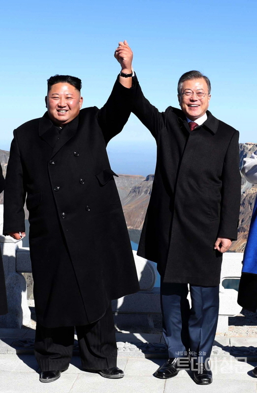 지난 9월 20일 오전 문재인 대통령과 북한 김정은 국무위원장이 백두산 정상인 장군봉에 올라 손을 맞잡고 있다. ⓒ뉴시스