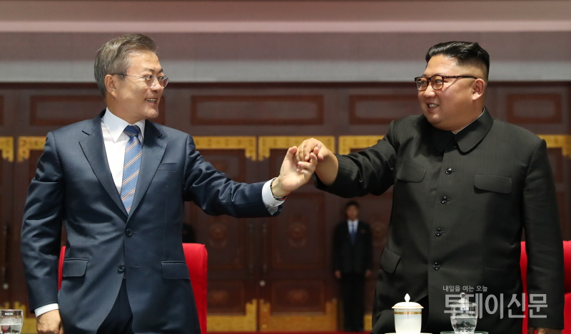 지난 9월 19일 밤 문재인 대통령과 북한 김정은 국무위원장이 평양 5.1 경기장에서 열린 ‘빛나는 조국’을 관람한 뒤 손을 맞잡고 있다. ⓒ뉴시스