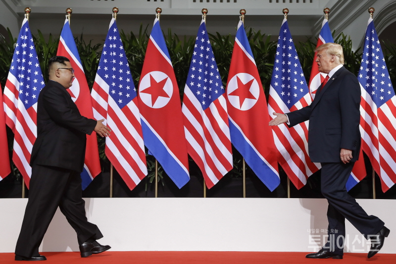 도널드 트럼프 미 대통령과 김정은 북한 국무위원장이 지난 6월 12일 사상 첫 북미 정상회담이 열리는 싱가포르 카펠라 호텔에서 서로를 향해 걸어가고 있다. ⓒAP/뉴시스