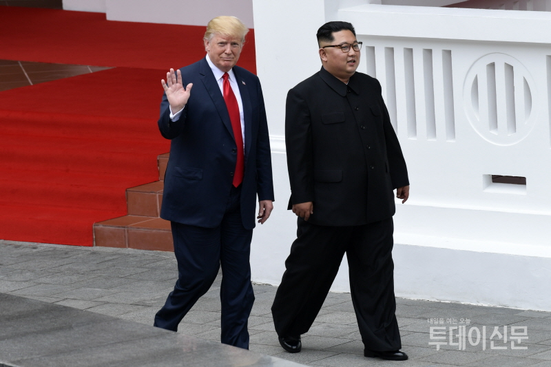 김정은 북한 국무위원장과 도널드 트럼프 미 대통령이 지난 6월 12일 싱가포르 센토사섬에 있는 카펠라 호텔에서 함께 산책하고 있다. ⓒAP/뉴시스