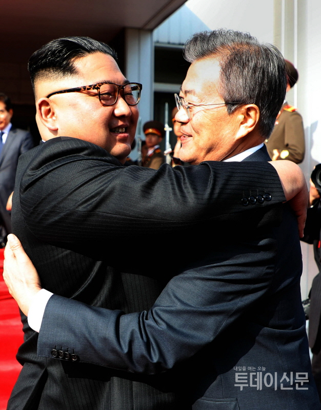 문재인 대통령과 김정은 북한 국무위원장이 지난 5월 26일 오후 판문점 북측 통일각에서 정상회담을 마친 뒤 포옹하고 있다. ⓒ뉴시스