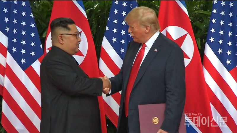 도널드 트럼프 미국 대통령과 김정은 북한 국무위원장이 지난 8월 12일 싱가포르 센토사섬 카펠라 호텔에서 열린 북미정상회담 이후 악수하고 있다. ⓒAP/뉴시스