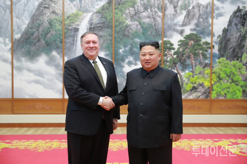 방북한 마이크 폼페이오 미국 국무장관과 김정은 북한 국무위원장이 악수하고 있다. ⓒ뉴시스