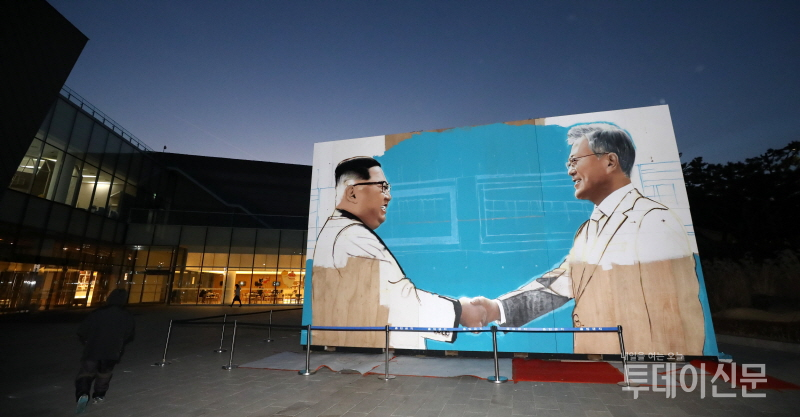 청와대 사랑채 앞에 설치된 문재인 대통령과 김정은 북한 국무위원장의 모습이 담긴 그림 작품 ⓒ뉴시스