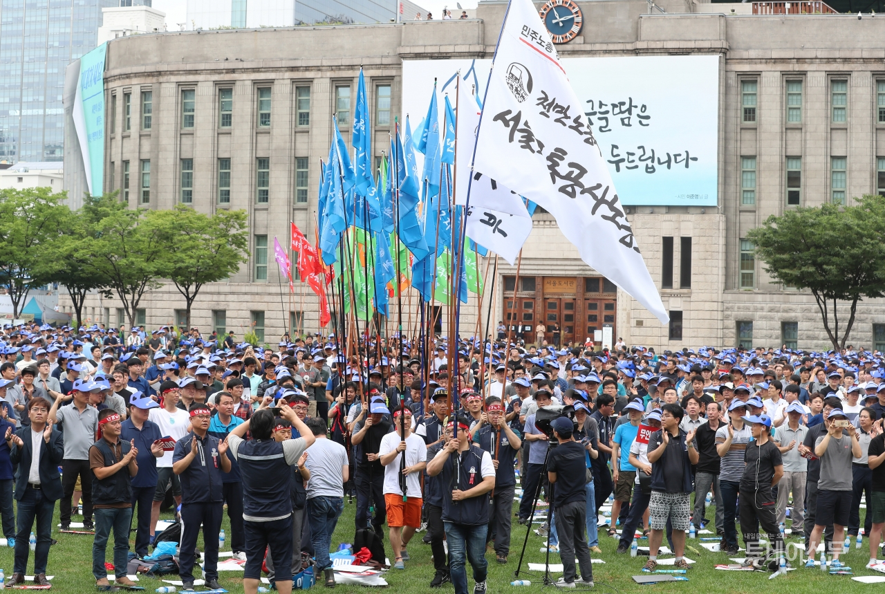 지난 7월 11일 서울교통공사노동조합이 주최한 ‘김태호 사장 퇴진촉구를 위한 조합원 총회’에서 입장 중인 노조 깃발 ⓒ뉴시스
