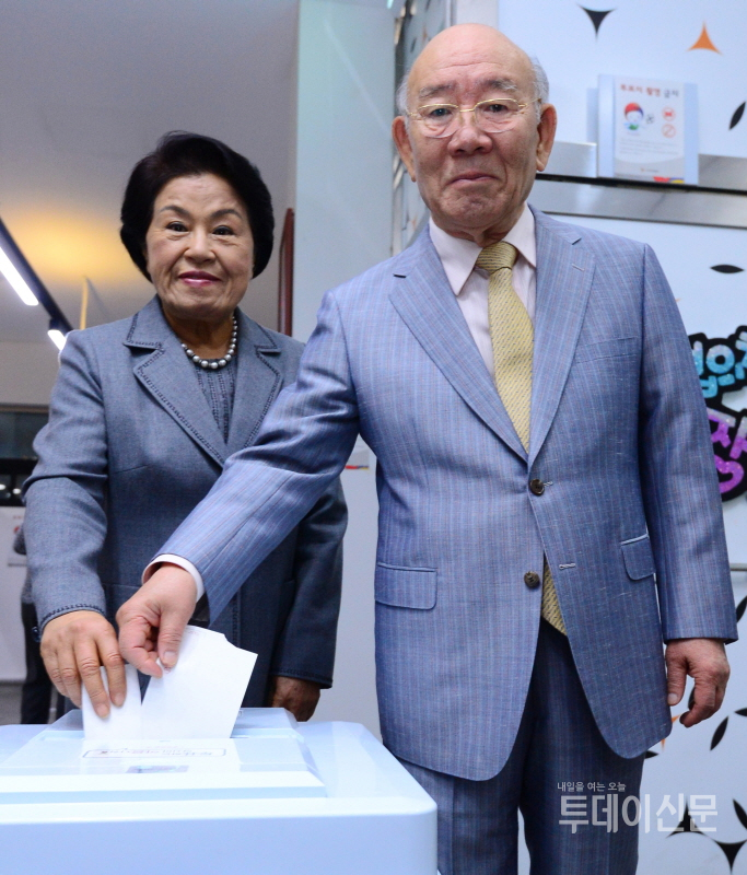 전두환씨와 부인 이순자씨가 지난 19대 대선이 열린 2017년 5월 9일 오전 서울 서대문구 연희동 주민센터 제1투표소에서 투표하고 있다. ⓒ뉴시스
