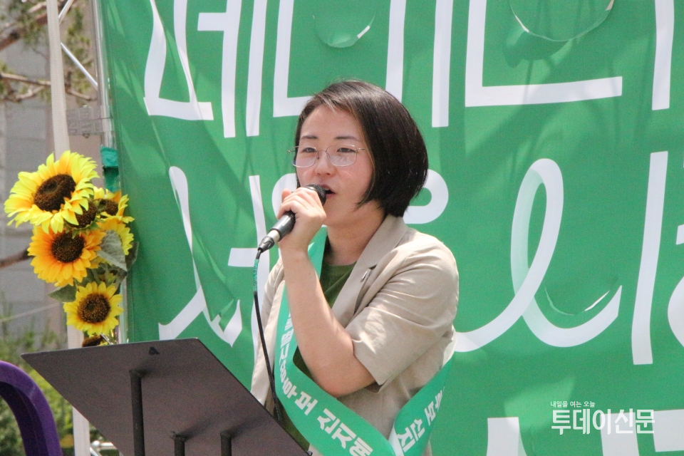 지난해 6월 7일 당시 녹색당 신지예 서울시장 후보가 동덕여대 앞에서 유세를 펼치고 있다 ⓒ투데이신문