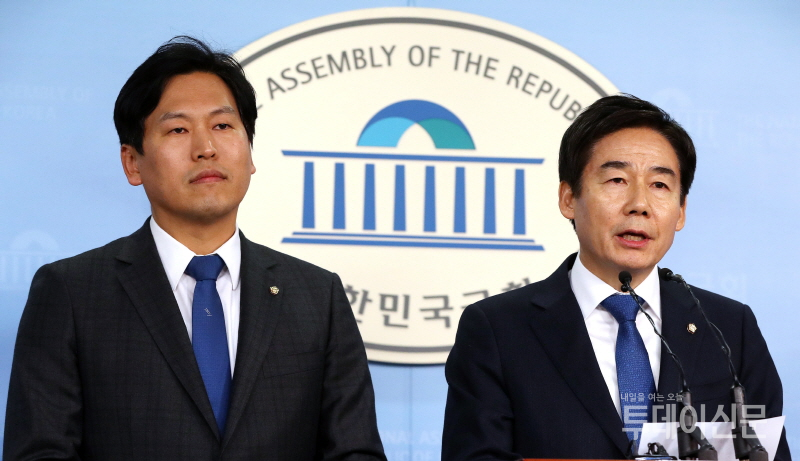 무소속 이용호(오른쪽), 손금주 의원이 지난달 28일 오후 서울 여의도 국회 정론관에서 더불어민주당 입당 기자회견을 하고 있다. ⓒ뉴시스