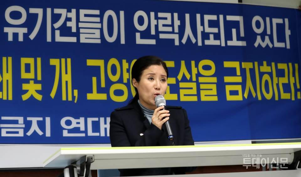 동물권단체 케어 박소연 대표가 19일 오전 서울 서초구 모처에서 기자회견을 하고 있다. Ⓒ뉴시스