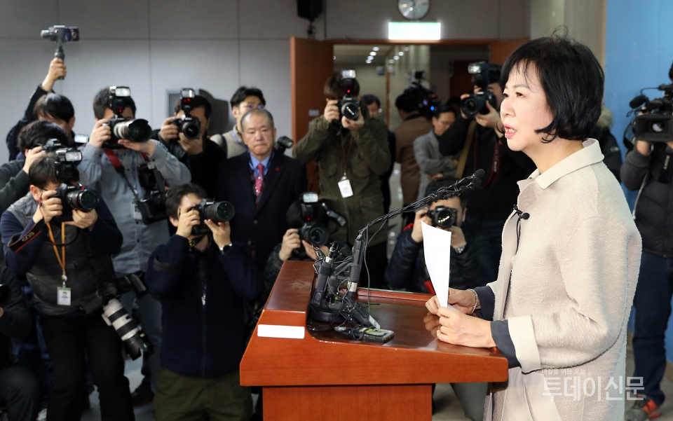 더불어민주당 손혜원 의원이 20일 서울 여의도 국회 정론관에서 기자회견을 열고 의혹에 대해 해명하고 향후 자신의 거취에 대해 설명하고 있다.ⓒ뉴시스