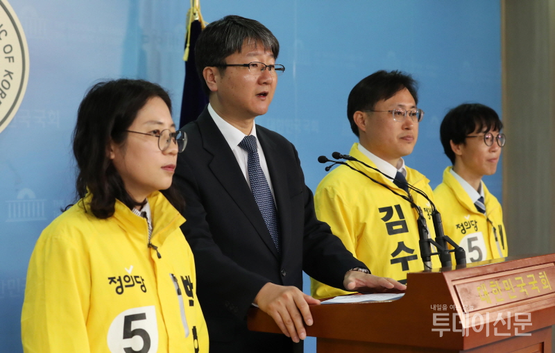 정의당 김용신(왼쪽 두번째) 정책위의장이 지난 2018년 4월 29일 서울 여의도 국회 정론관에서 지방선거 교육 분야 공약을 발표하고 있다. ⓒ뉴시스