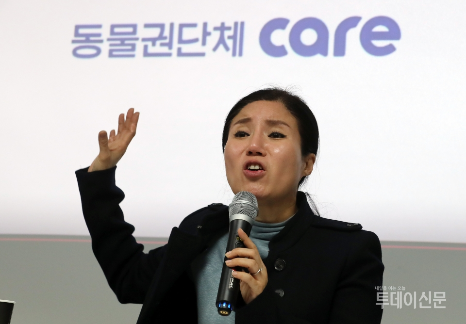 동물권단체 케어 박소연 대표가 지난 19일 서울 서초구의 한 빌딩에서 기자회견을 하고 있다.  ⓒ뉴시스