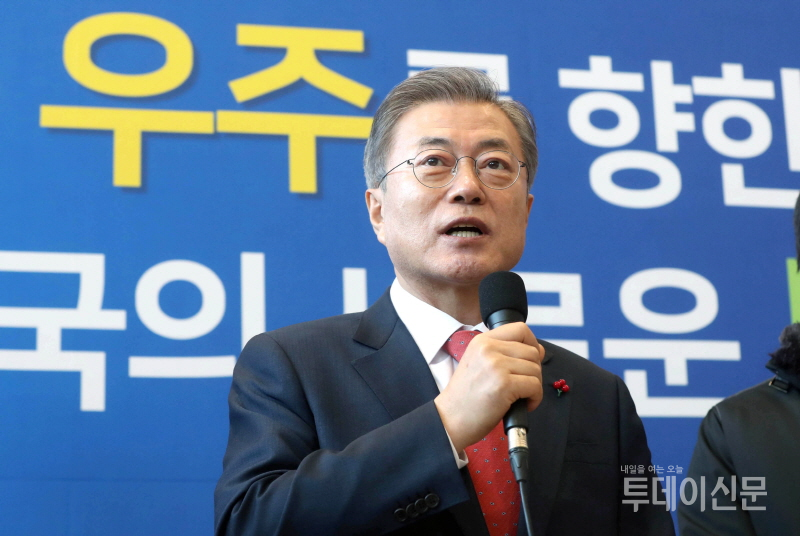 문재인 대통령이 지난 24일 대전 유성구 한국항공우주연구원을 찾아 연구원들을 격려하고 있다. ⓒ뉴시스