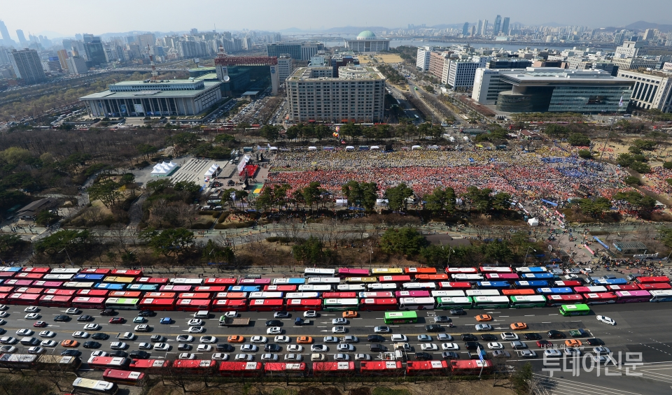 지난 2015년 3월 28일 서울 영등포구 여의도공원에서 공적연금강화를 위한 공동투쟁본부 회원들이 '공무원 연금 개악저지 결의대회'를 하고 있다. ⓒ뉴시스