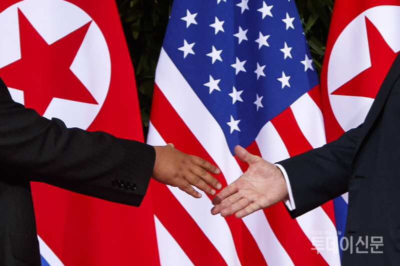 지난해 6월 12일 김정은(왼쪽) 국무위원장과 트럼프 미국 대통령이 싱가포르에서 열린 1차 북미정상회담에서 만나 악수하는 모습 ⓒ뉴시스