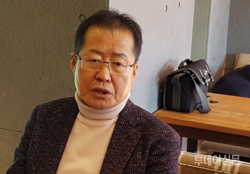 자유한국당 당권주자인 홍준표 전 대표가 지난 8일 오후 경남 창원시 의창구 용호동의 한 카페에서 열린 기자간담회에서 발언하고 있다. ⓒ뉴시스