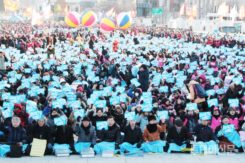 지난해 12월 8일 서울 광화문 광장에서 열린 ‘사법적폐 청산, 이석기 의원 석방대회’에서 참가자들이 이석기 전 통합진보당 의원의 석방을 촉구하고 있다. ⓒ투데이신문