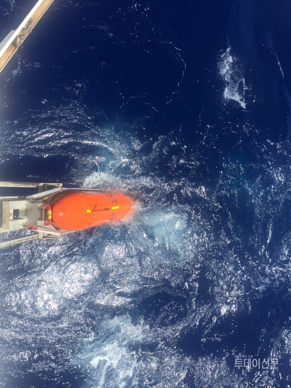 오션인피니티(Ocean Infinity)사의 심해수색 선박 시베드 콘스트럭터(Seabed Constructor)호가 남대서양 해역의 스텔라데이지호 침몰 사고해역에서 선체 수색을 위한 첫번째 자율무인잠수정(AUV)을 투입하고 있다. 사진제공 = 스텔라데이지호 가족대책위