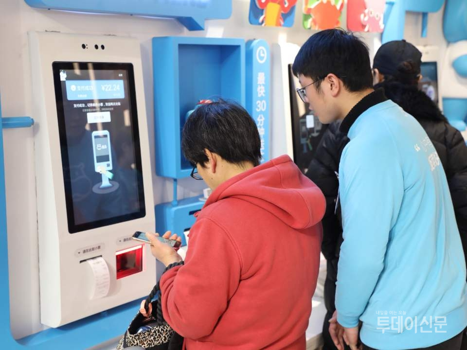 알리바바그룹이 운영하는 신선식품 전문매장에서 스마트폰으로 QR코드를 찍어 장을 보는 중국인들 ⓒ뉴시스