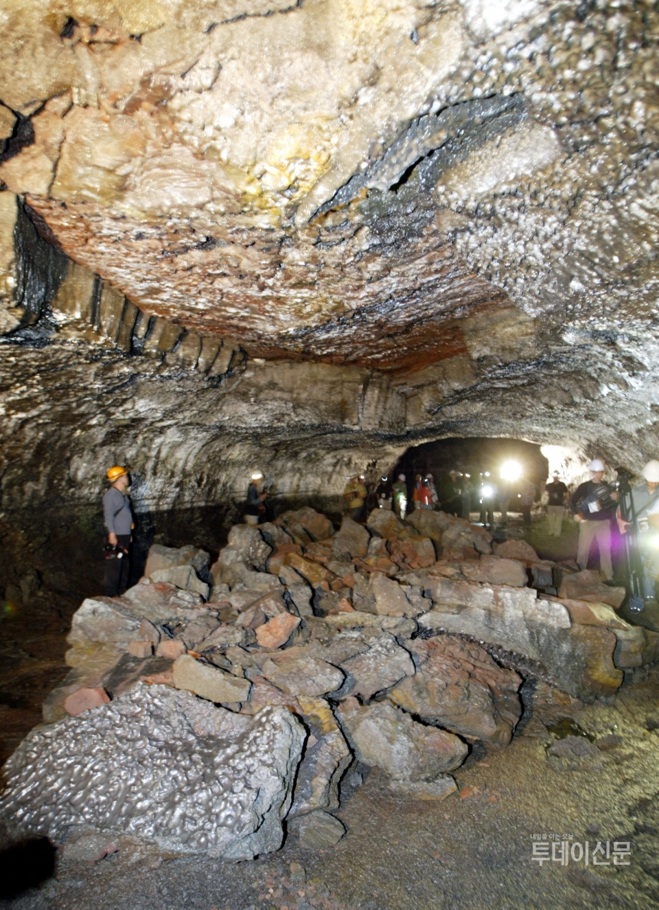 지난 2009년 6월 22일 제주도가 진행한 세계자연유산·천연기념물 제98호 만장굴 비공개구간 탐방프로그램에서 언론사 기자들이 동굴내부 낙반지역을 둘러보고 있다. ⓒ뉴시스