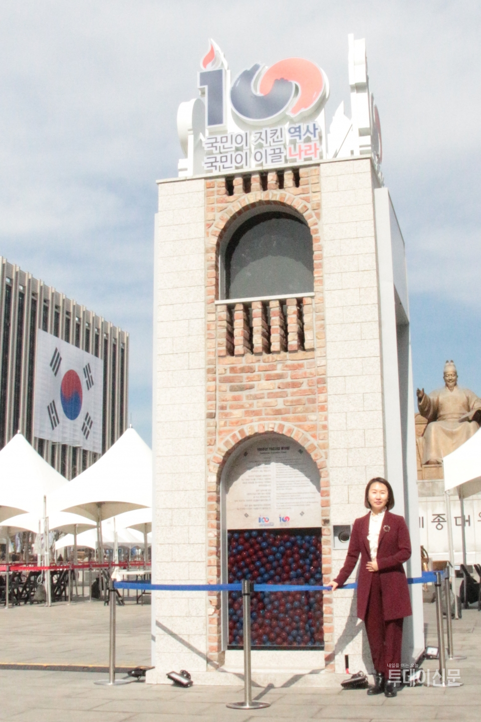 한국여성독립운동연구소 심옥주 소장이 지난 2월 26일 서울 종로구 광화문광장의 3·1운동 100주년 기념 조형물 앞에서 사진 촬영을 하고 있다. ⓒ투데이신문