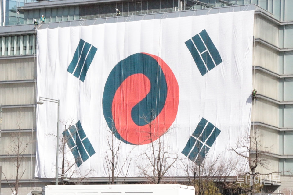 제100주년 3·1절 중앙기념식이 열리는 서울 종로구 광화문광장 인근의 대한민국역사박물관에 지난 26일 대형 태극기가 설치되고 있다. ⓒ투데이신문