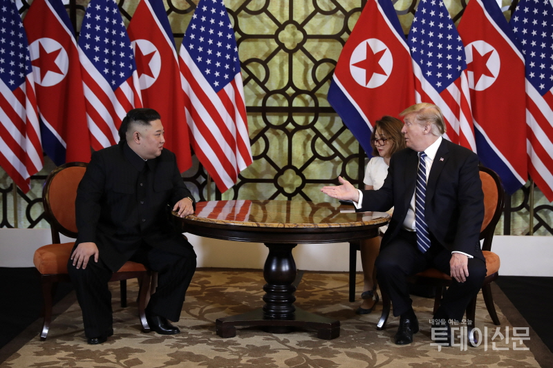 2차 북미정상회담 이틀째인 28일 김정은 북한 국무위원장과 도널드 트럼프 미국 대통령이 하노이 메트로폴 호텔에 마련된 회담장에서 회담을 진행하고 있다. ⓒ뉴시스