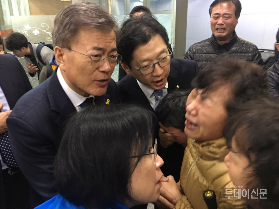지난 2017년 4월 17일 문재인 당시 더불어민주당 대선후보가 서울 용산역에서 광화문 광장으로 향하던 중 스텔라데이지호 실종자 가족들을 만나 가족들을 위로하고 있다. ⓒ뉴시스