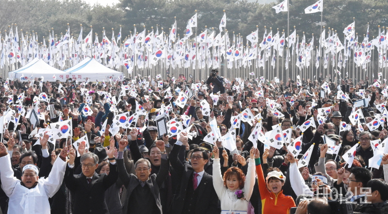 3.1운동 100주년을 맞은 1일 충남 천안시 독립기념관에서 시민들이 만세 삼창을 하고 있다. ⓒ뉴시스