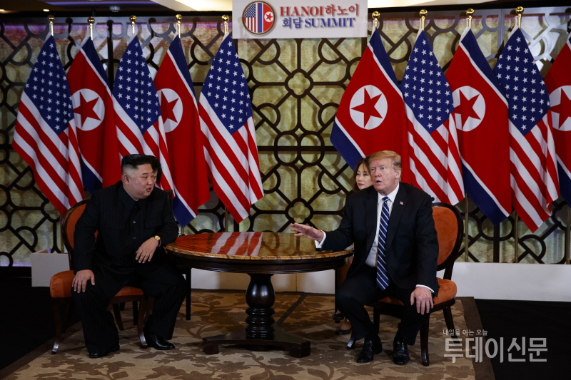 2차 북미정상회담에 나선 김정은 북한 국무위원장과 도널드 트럼프 미국 대통령이 지난달 28일(현지시각) 베트남 하노이 메트로폴 호텔 회담장에서 회담을 진행하고 있다. ⓒAP/뉴시스