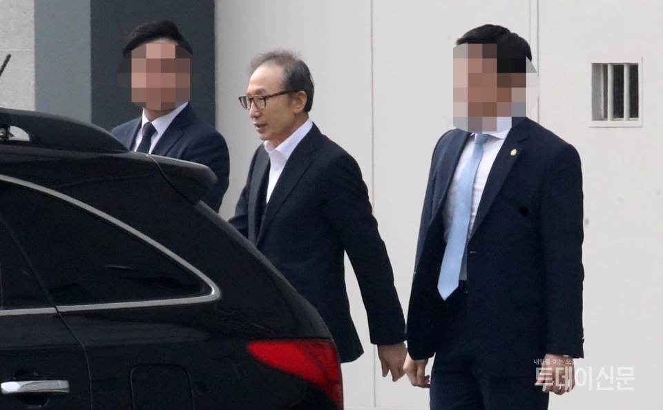 이명박 전 대통령이 6일 오후 서울 송파구 서울동부구치소에서 보석으로 풀려나오고 있다. ⓒ뉴시스