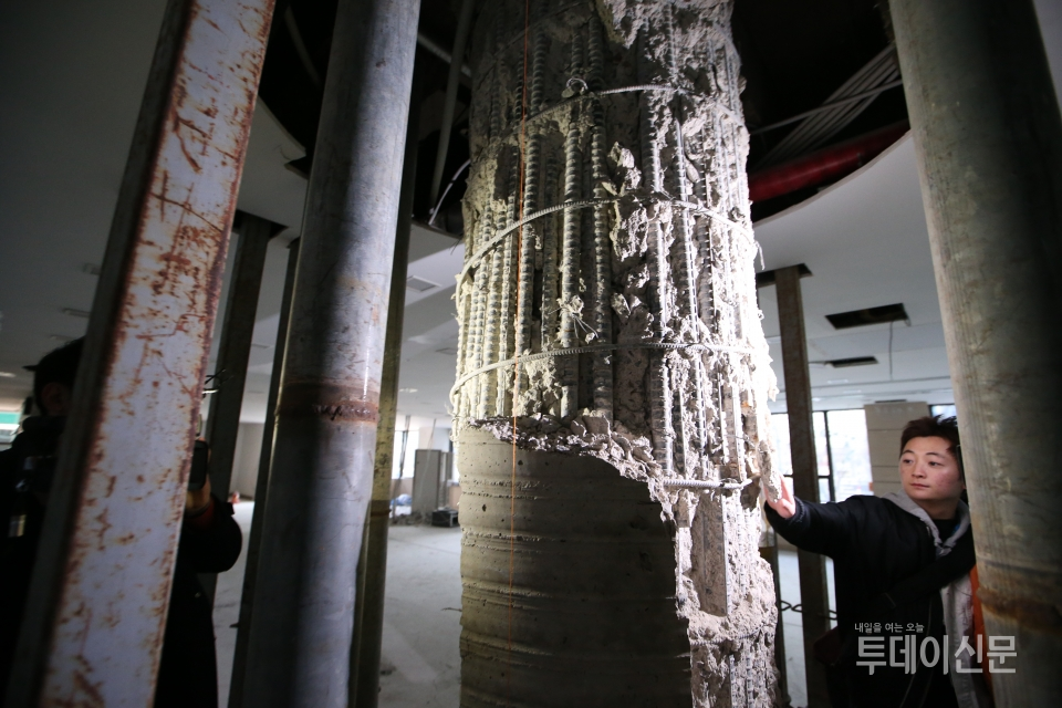 서울 삼성동 대종빌딩 중앙 기둥의 콘크리트가 부서져 철근이 모습을 드러내고 있다 ⓒ뉴시스